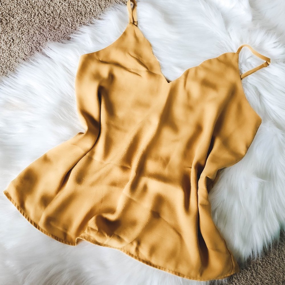 SOCIALITE YELLOW SCALLOPED V NECK CAMI TANK